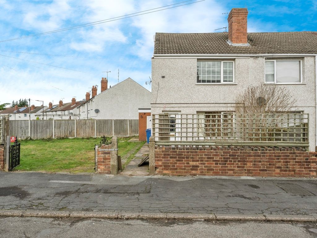 3 bed end terrace house for sale in The Crescent, Dunscroft, Doncaster