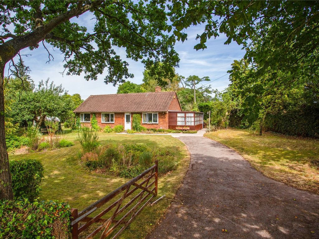 4 bed bungalow for sale in Gloucester Road, Upleadon, Newent