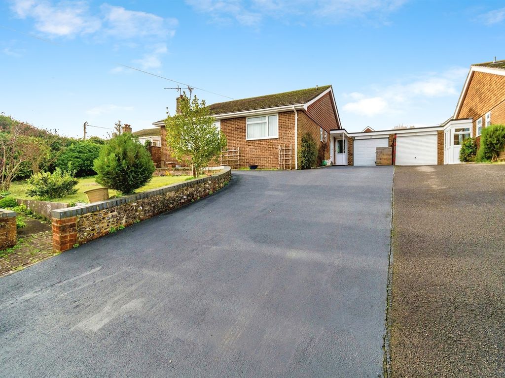 3 bed detached bungalow for sale in Crescent Close, Winchester SO22, £