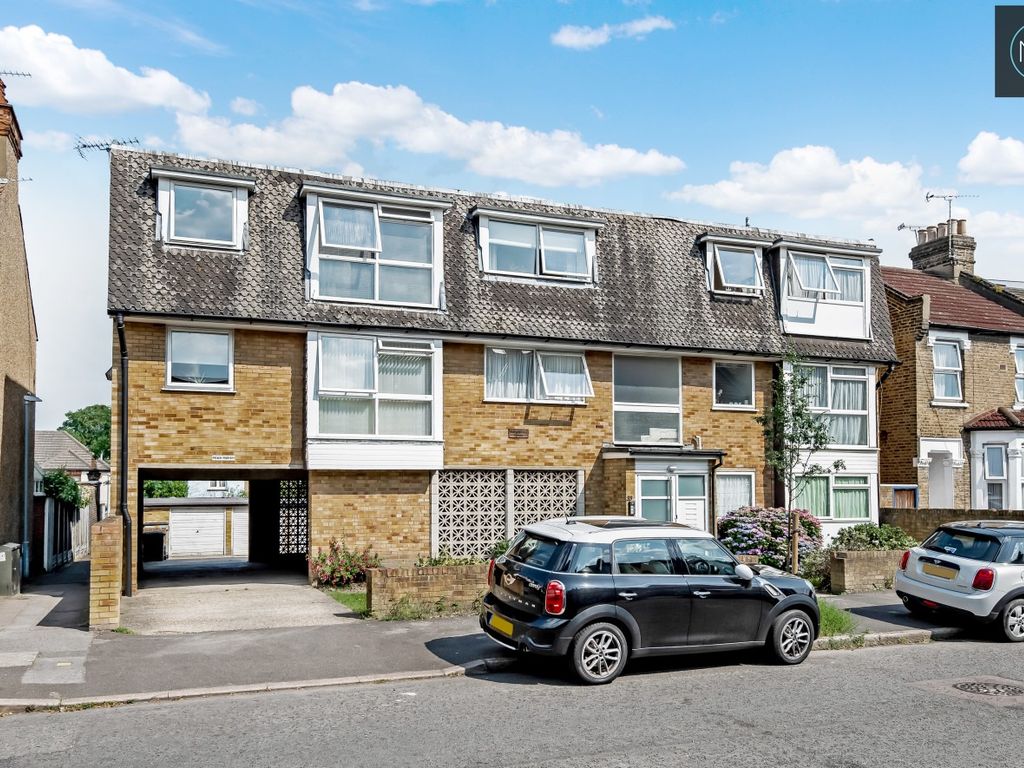 1 bed flat for sale in Malmesbury Road, South Woodford, London E18, £