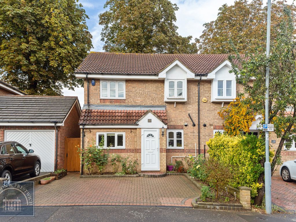 3 bed end terrace house for sale in Fieldhouse Close, London E18, £