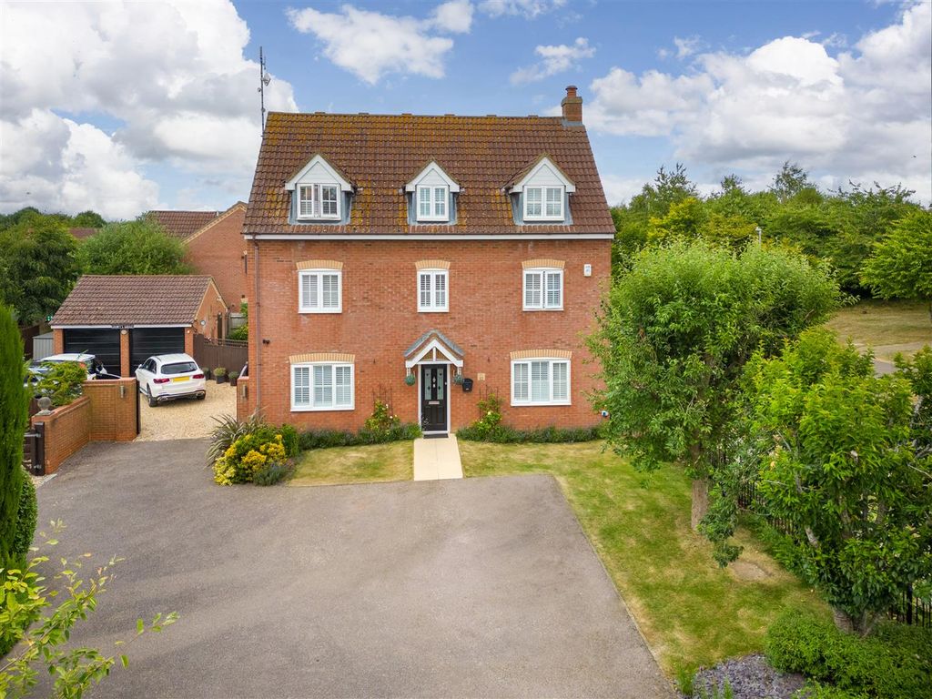 5 bed detached house for sale in Cotswolds Way, Calvert, Buckingham
