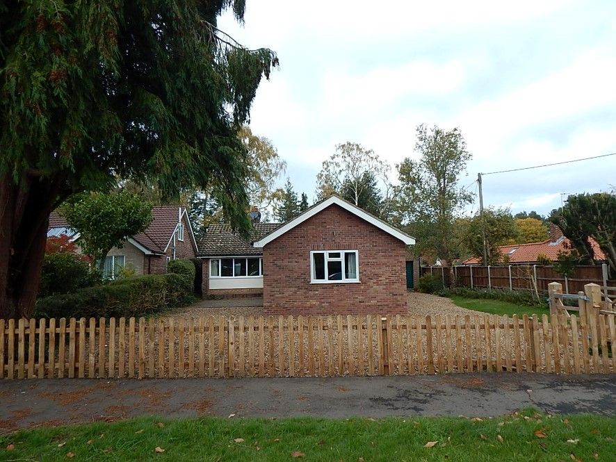 3 bed detached bungalow for sale in 19 Pineheath Road, High Kelling, Holt, Norfolk NR25, £