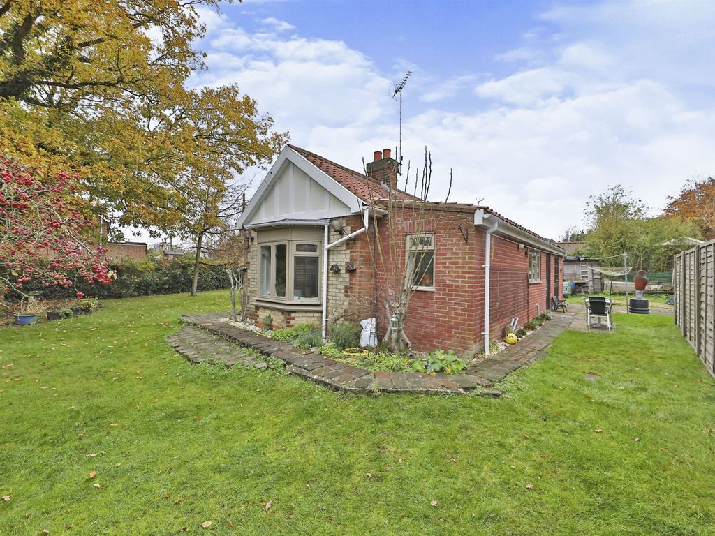 4 bed detached bungalow for sale in Sandy Lane, Fakenham NR21, £475,000