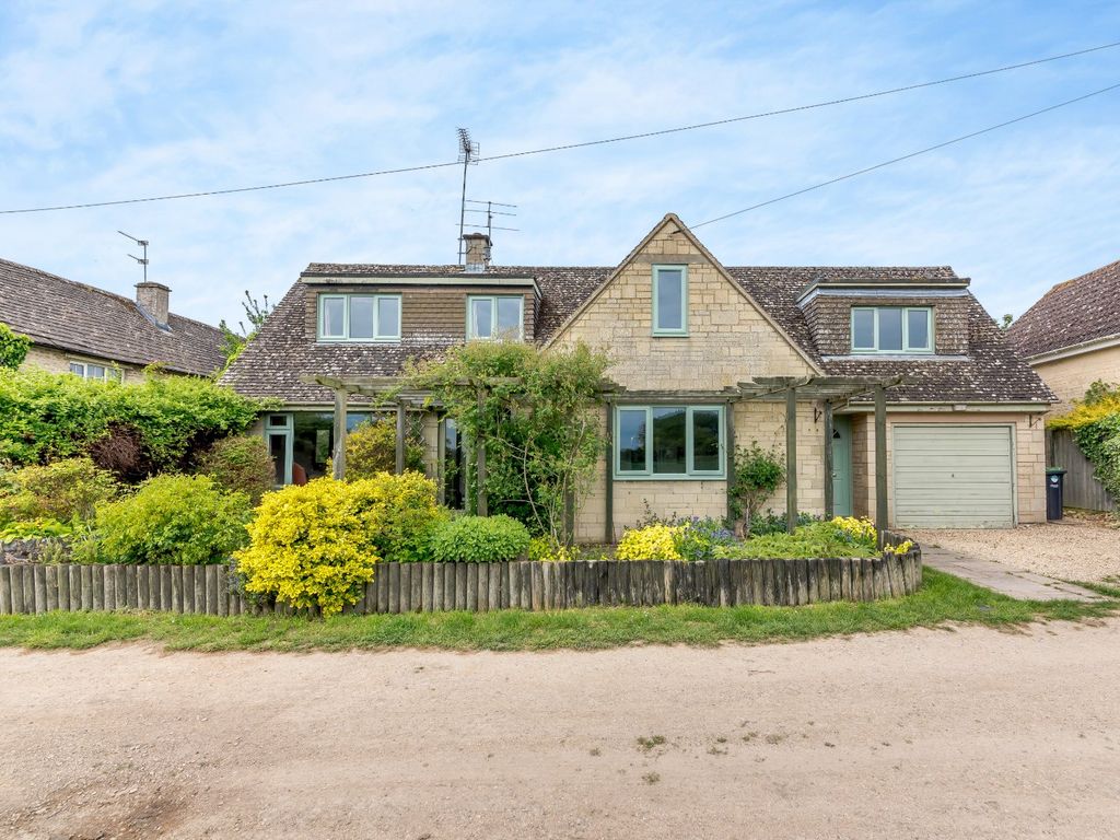 4 bed detached house for sale in Marston Meysey, Swindon SN6, £650,000