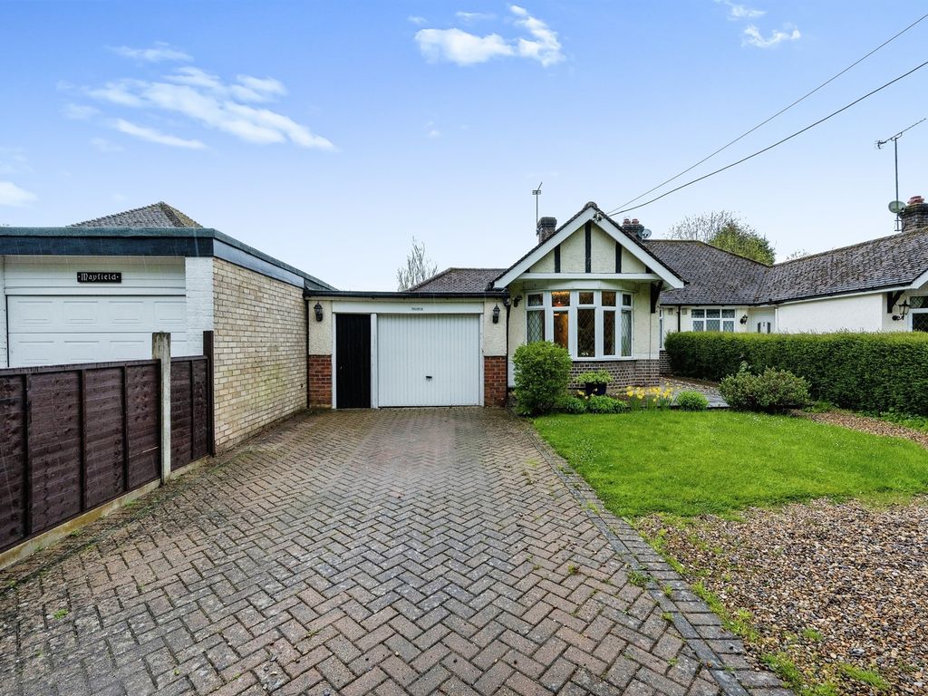 2 bed semidetached bungalow for sale in Luton Road, Markyate, St