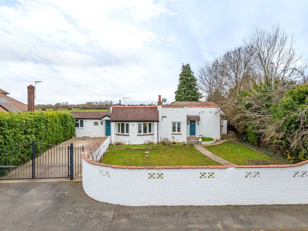 3 bed bungalow for sale in Staines, Surrey TW18 Zoopla