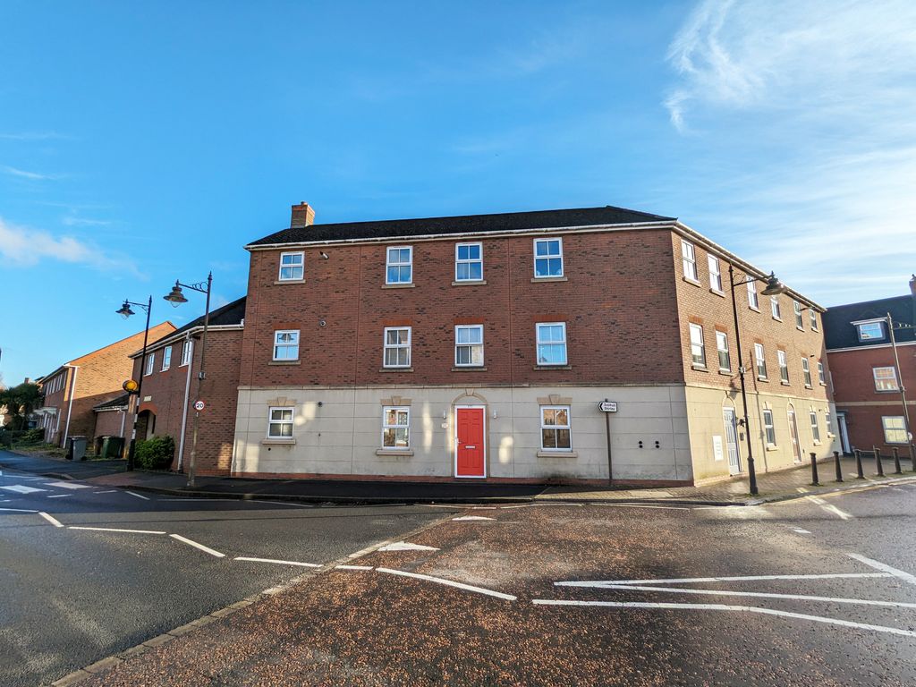 2 bed flat for sale in Dickens Heath Road, Shirley, Solihull B90, £