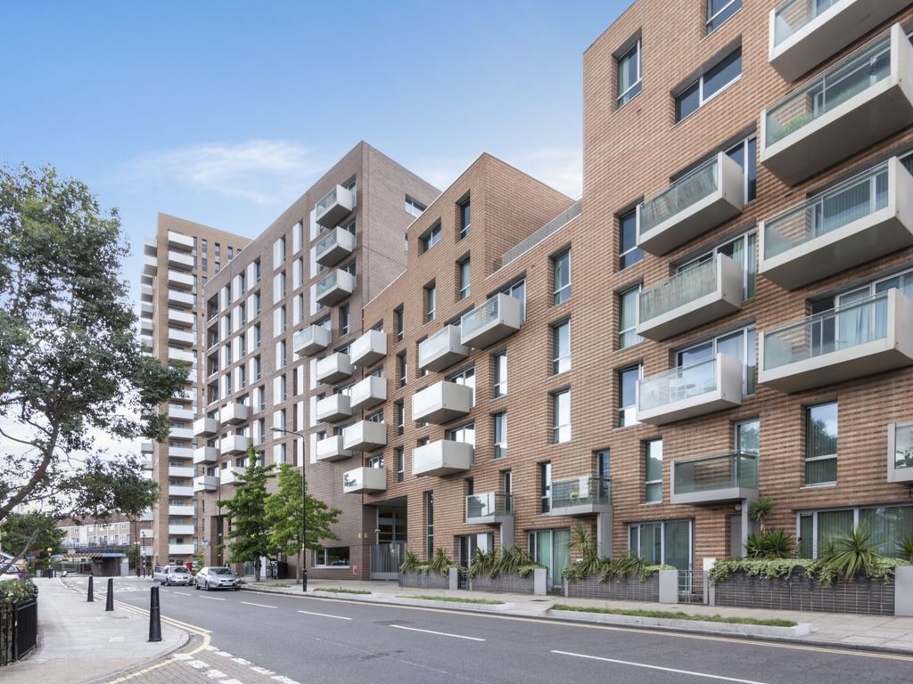 2 bed flat to rent in St Andrews, BromleyByBow, London E3, £2,275 pcm