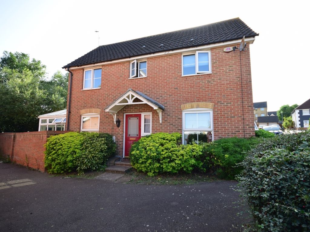 3 bed detached house to rent in Royal Oak Chase, Laindon SS15, £1,750
