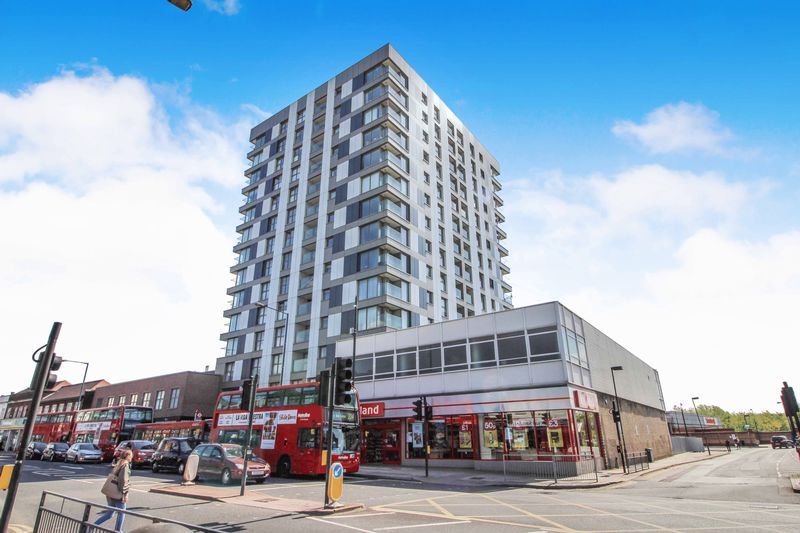 2 bed flat to rent in Broadwalk Shopping Centre, Station Road, Edgware
