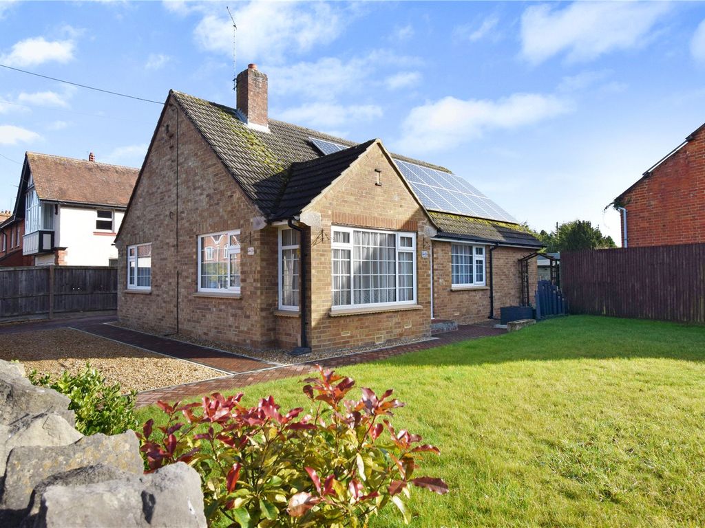 3 bed detached bungalow for sale in Nursteed Road, Devizes, Wiltshire