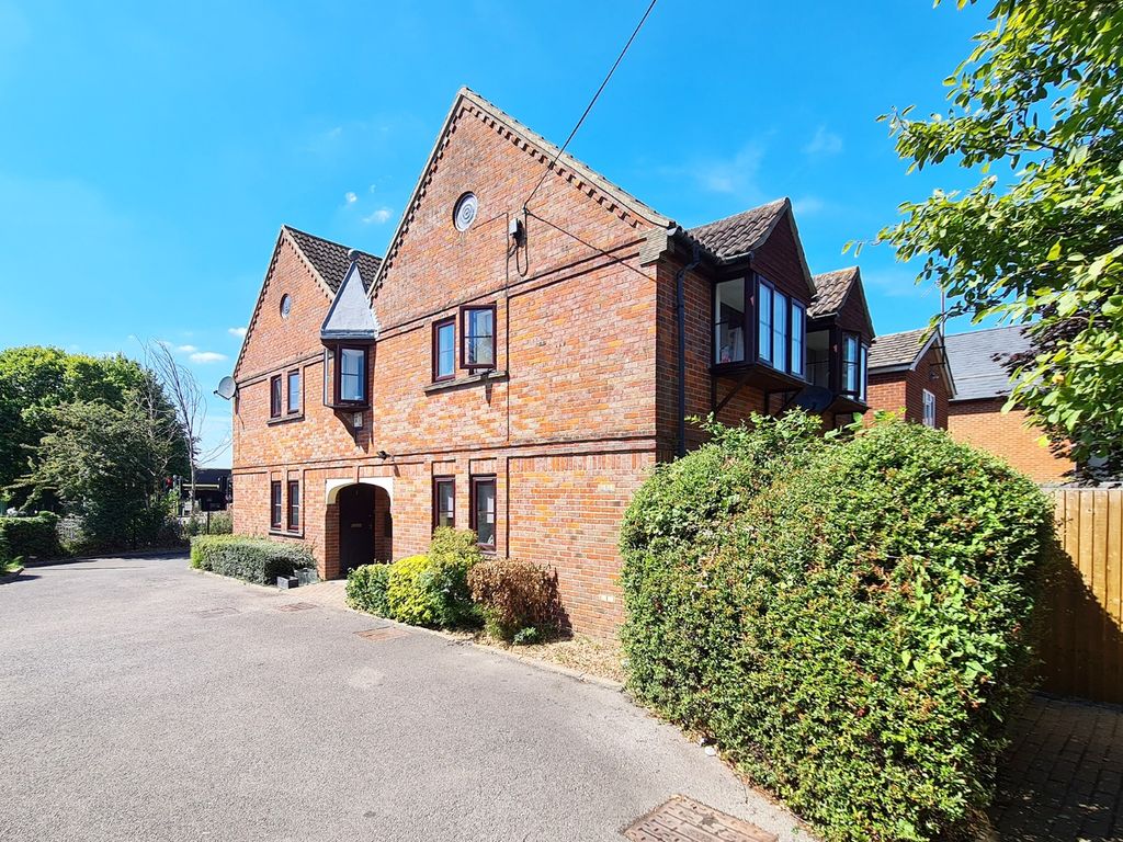 1 bed flat to rent in Stoke Court, Hartland Road, Reading, Berkshire