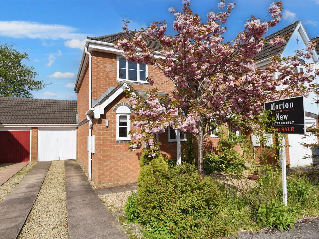 3 bed semidetached house for sale in Cloverfields, Gillingham SP8, £