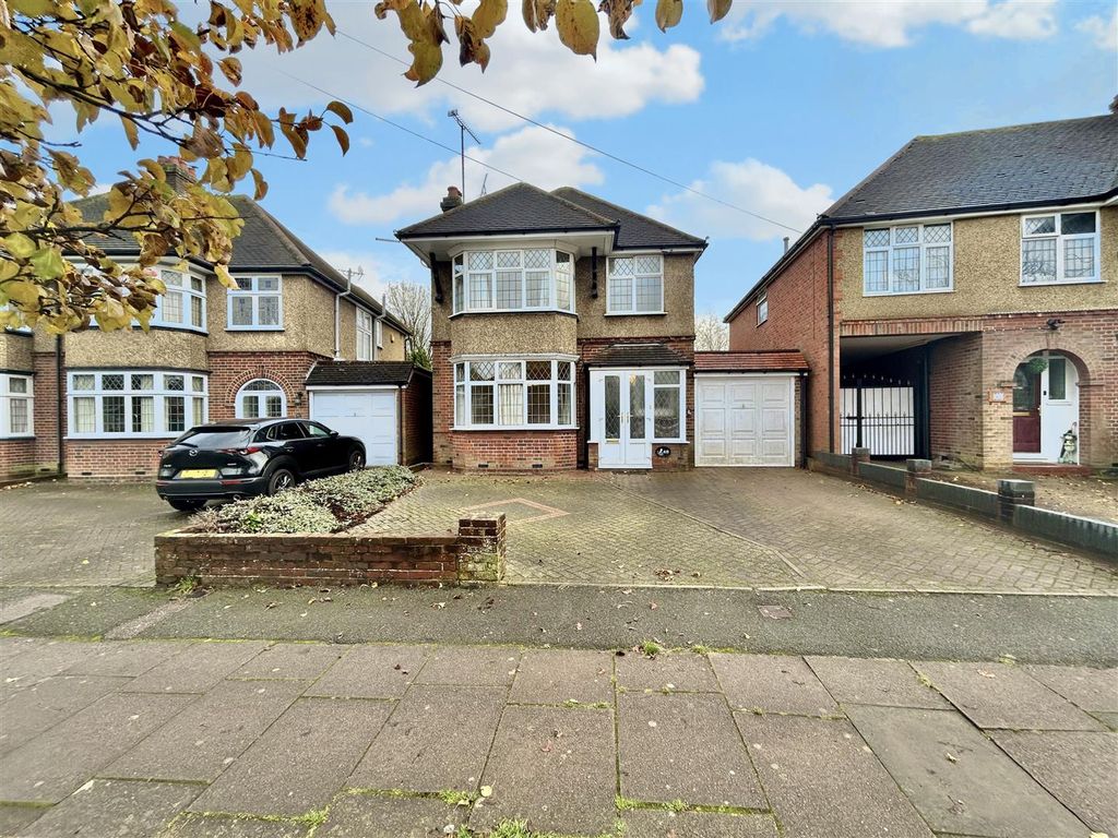 3 bed detached house for sale in Cutenhoe Road, Luton LU1, £475,000