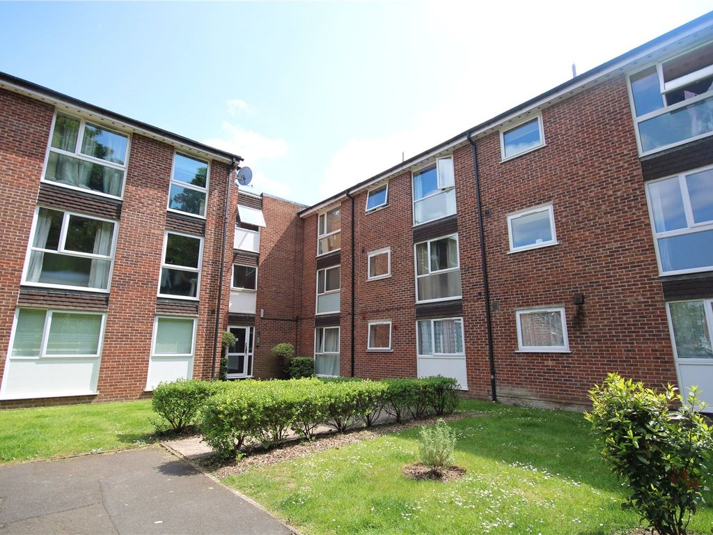 2 bed flat to rent in Trafalgar Court, Southcote Road, Reading
