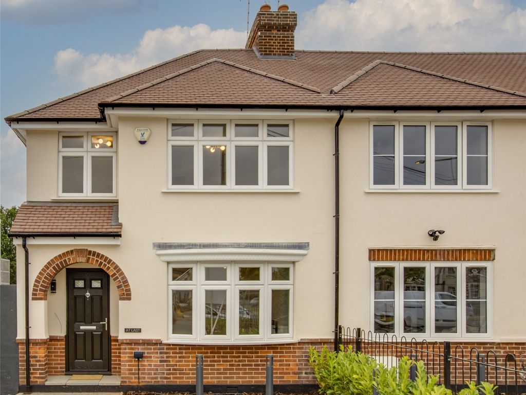 3 bed end terrace house for sale in Oxford Road, Gerrards Cross