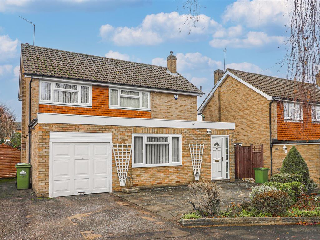4 bed detached house for sale in Rochford Close, Broxbourne EN10, £