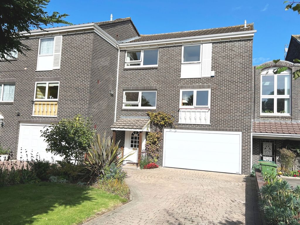 5 bed town house for sale in Acacia Road, StainesUponThames, Surrey