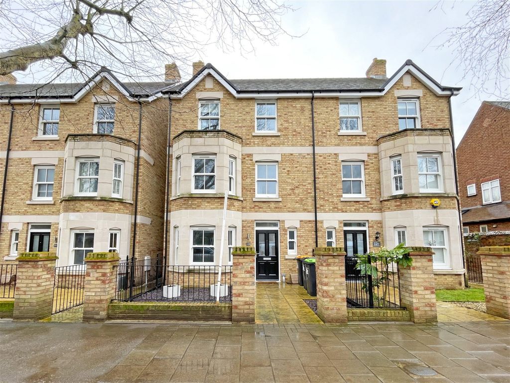 5 bed semidetached house for sale in Warwick Avenue, Bedford