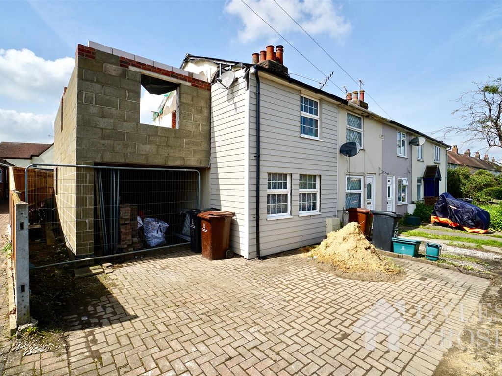 4 bed semidetached house for sale in Fingringhoe Road, Colchester CO2