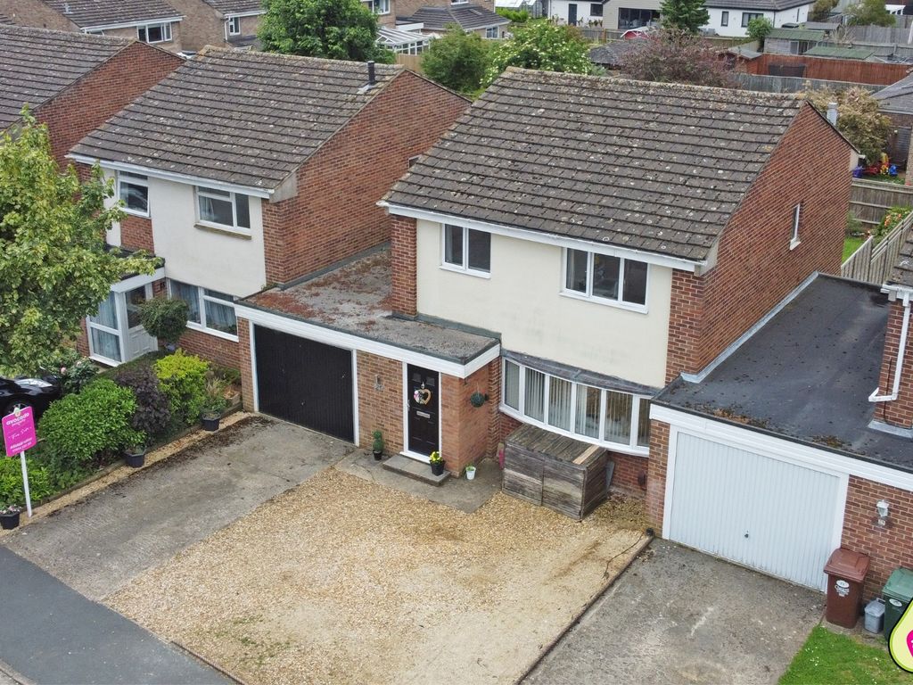 3 bed link detached house for sale in Burns Crescent, Bicester OX26, £470,000 Zoopla