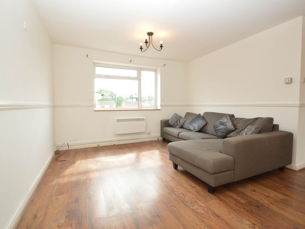 2 bed flat to rent in New Haw, Addlestone KT15, £1,400 pcm Zoopla