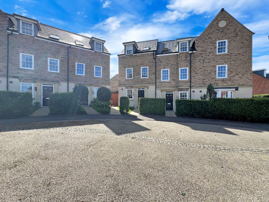 3 bed town house for sale in Summers Hill Drive, Papworth Everard