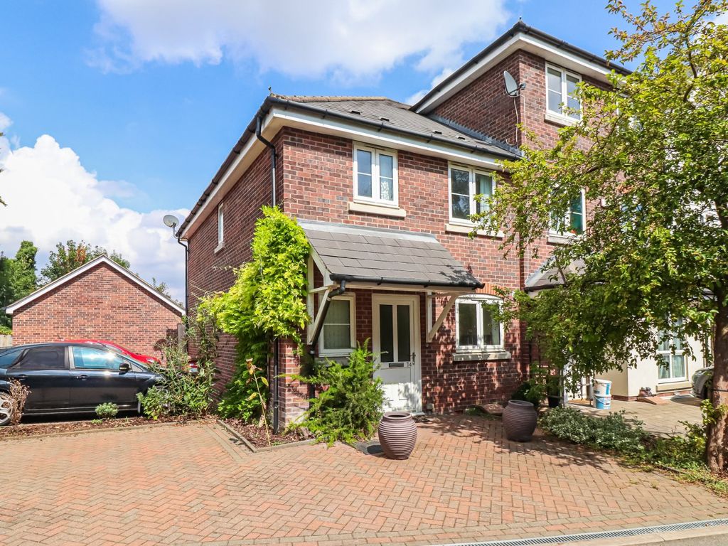 3 bed end terrace house for sale in Wharf Way, Hunton Bridge, Kings