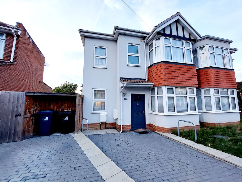 Room to rent in Park Avenue, Southall UB1 Zoopla