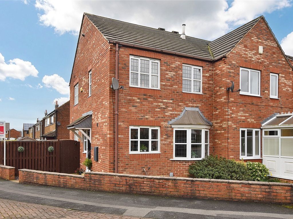 3 bed semidetached house for sale in Reedsdale Avenue, Gildersome