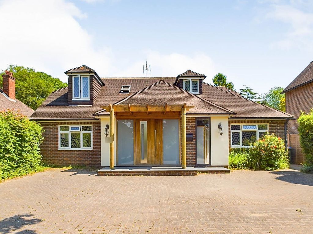 5 bed detached house for sale in Comptons Lane, Horsham RH13, £975,000