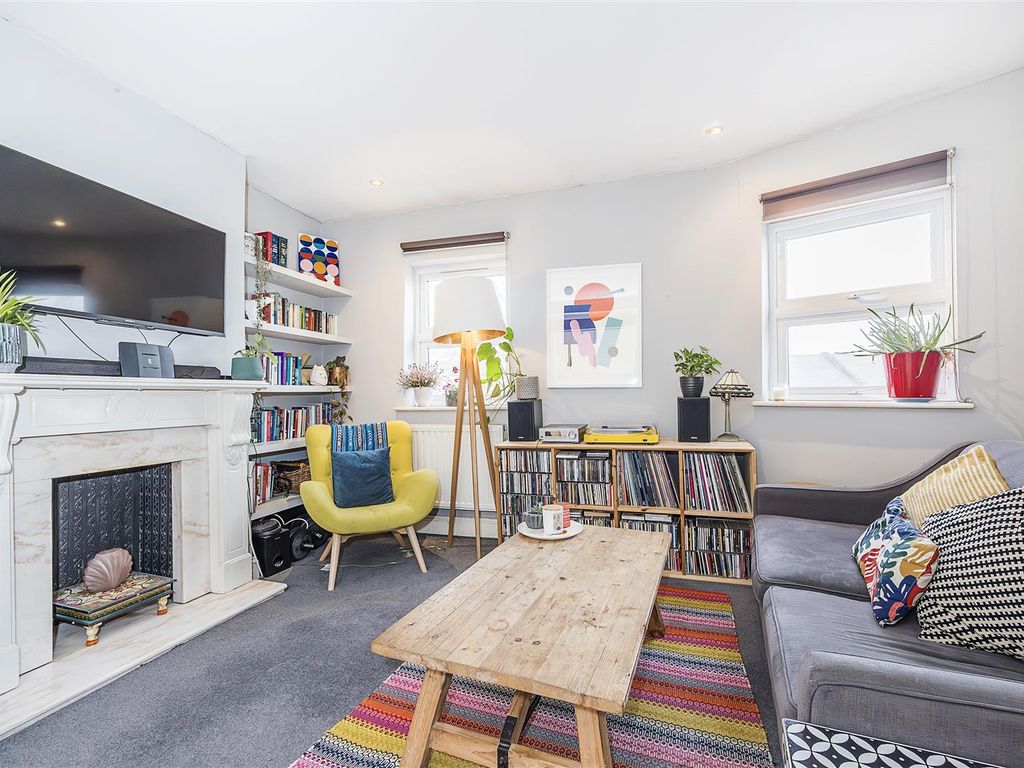 2 bed flat for sale in Byron Road, Walthamstow, London E17, £399,995
