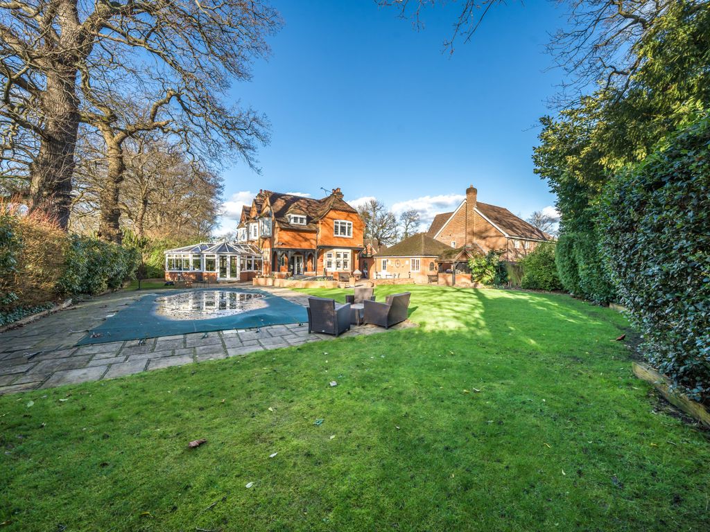 4 bed detached house for sale in Redwing Gardens, West Byfleet KT14, £