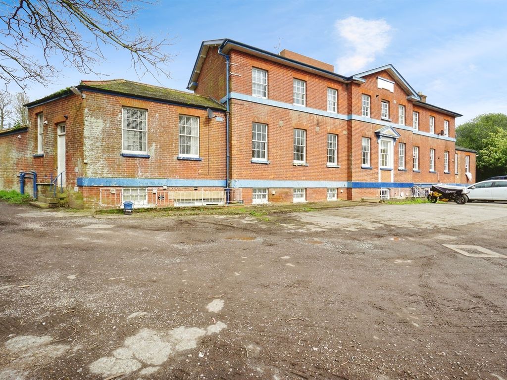 1 bed flat for sale in Western Road, Crediton EX17, £115,000 Zoopla