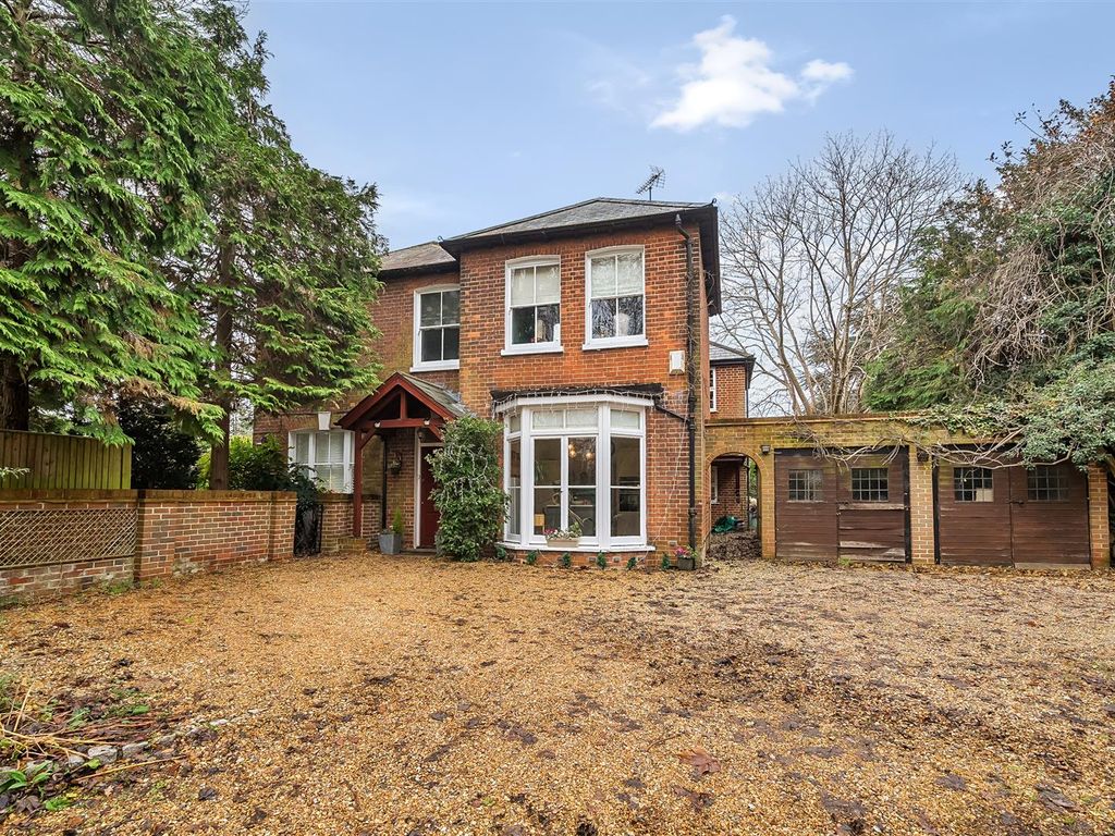 5 bed detached house for sale in Denmark Avenue, Woodley, Reading RG5