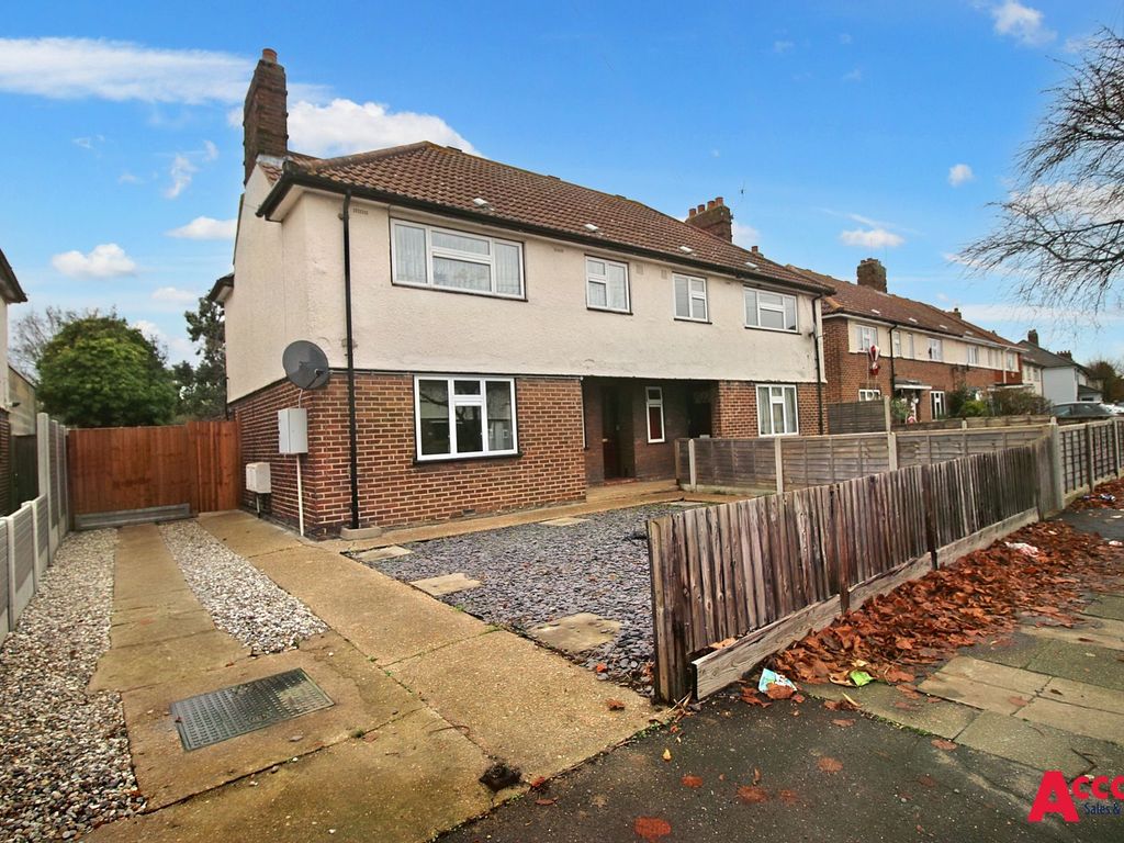 Studio to rent in Bellhouse Road, Romford RM7, £1,175 pcm Zoopla