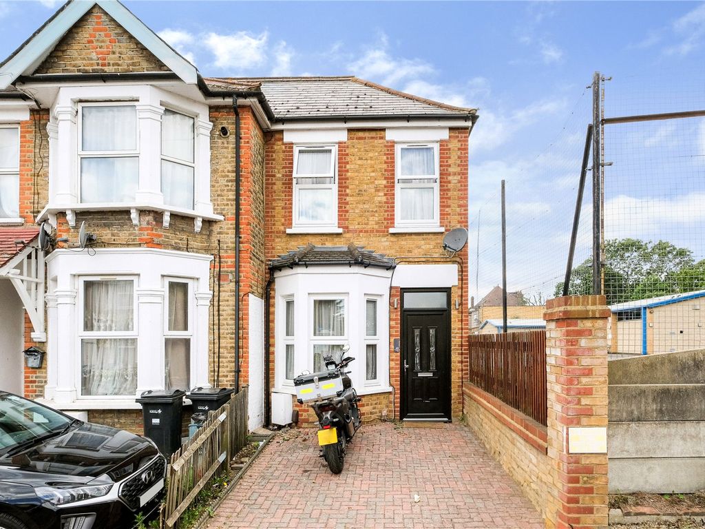 2 bed end terrace house for sale in Wallington Road, Seven Kings, Essex