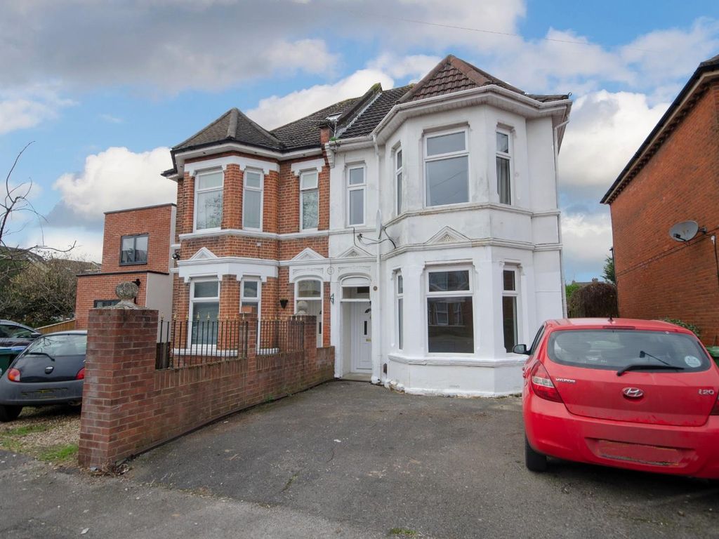 6 bed semidetached house to rent in Atherley Road, Shirley