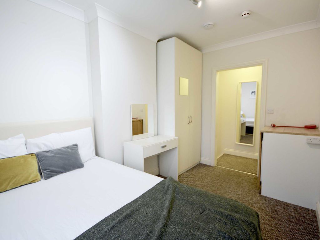 Studio to rent in Pinner Road, North Harrow, Harrow HA1, £1,000 pcm