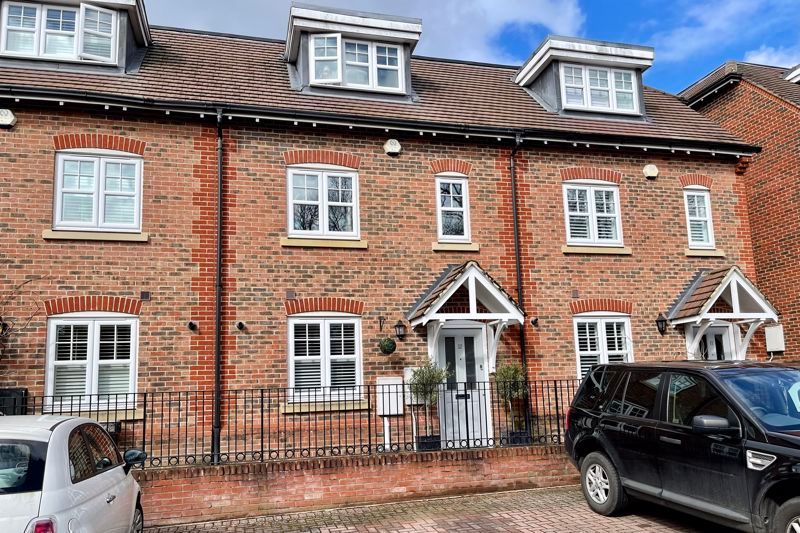 4 bed terraced house for sale in Rythe Close, Claygate, Esher KT10 Zoopla