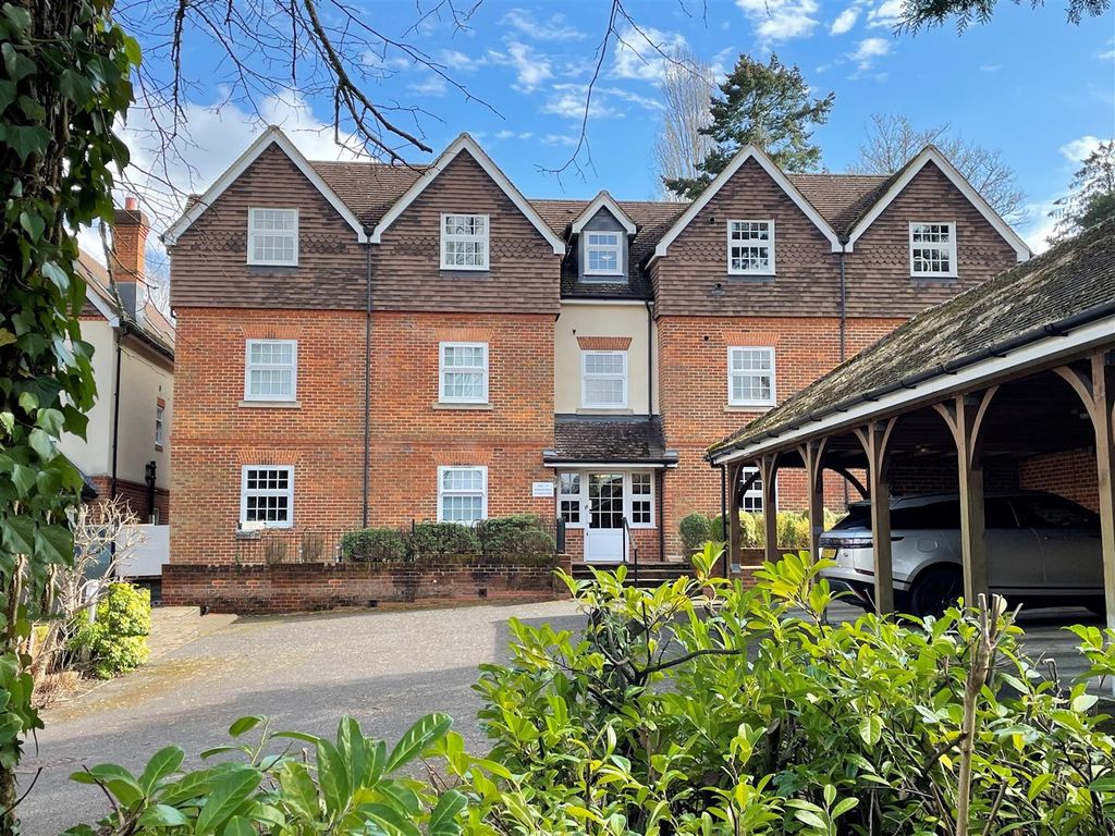 2 bed flat for sale in Andover Road, Newbury RG14, £290,000 Zoopla