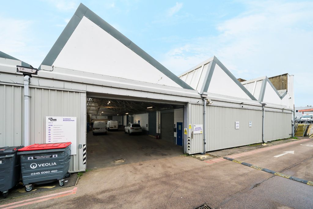 Light industrial to let in Industrial Lombard Road, London