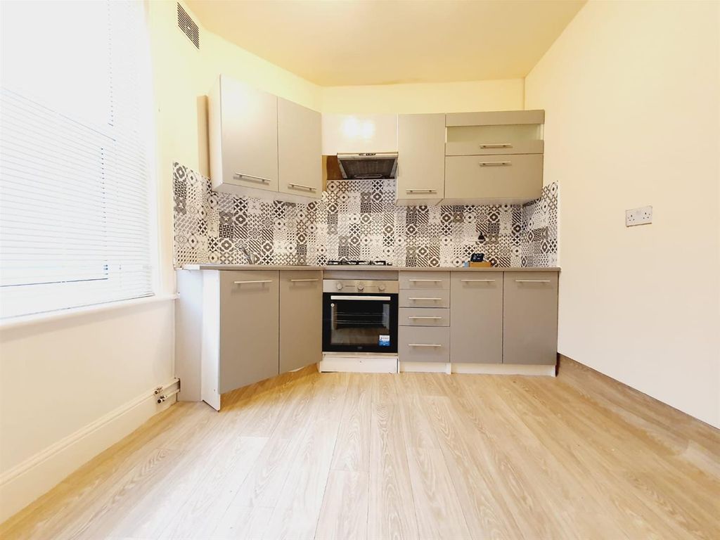 2 bed flat to rent in Park View Road, London N17, £2,000 pcm - Zoopla