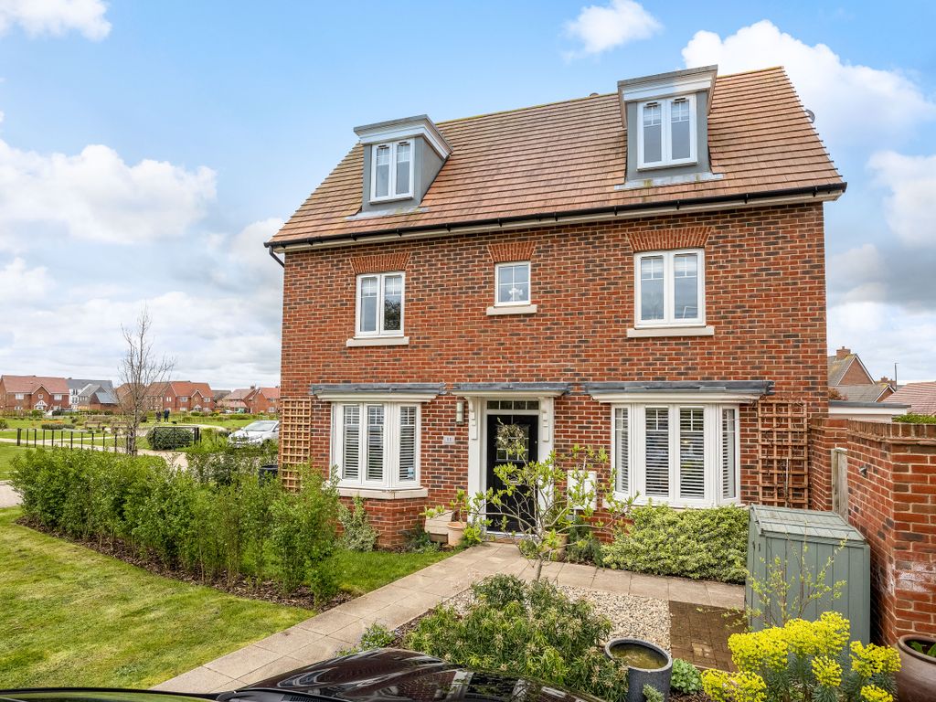 4 bed semidetached house for sale in Cheddington Grove, Broughton, Aylesbury HP22, £525,000
