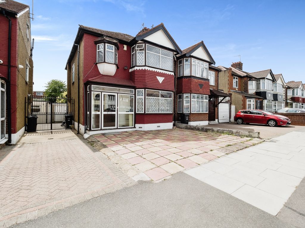 3 bed semidetached house for sale in Clayhall Avenue, Ilford IG5 Zoopla