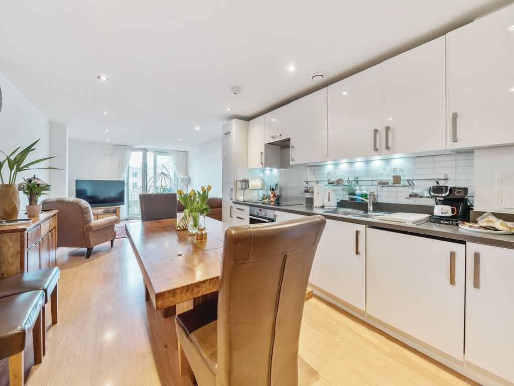 2 bed flat for sale in Duke Court, Pontes Avenue, Hounslow TW3, £