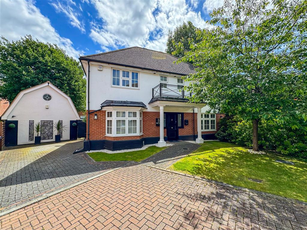4 bed detached house for sale in The Astors, Hockley, Essex SS5, £