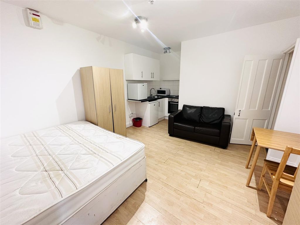 Studio to rent in Finchley Road, London NW3, £1,213 pcm Zoopla