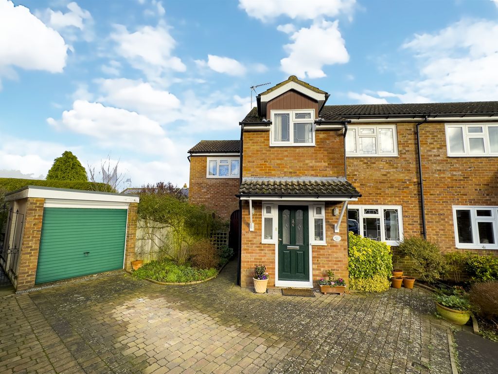4 bed semidetached house for sale in Burnsall Place, Harpenden AL5, £
